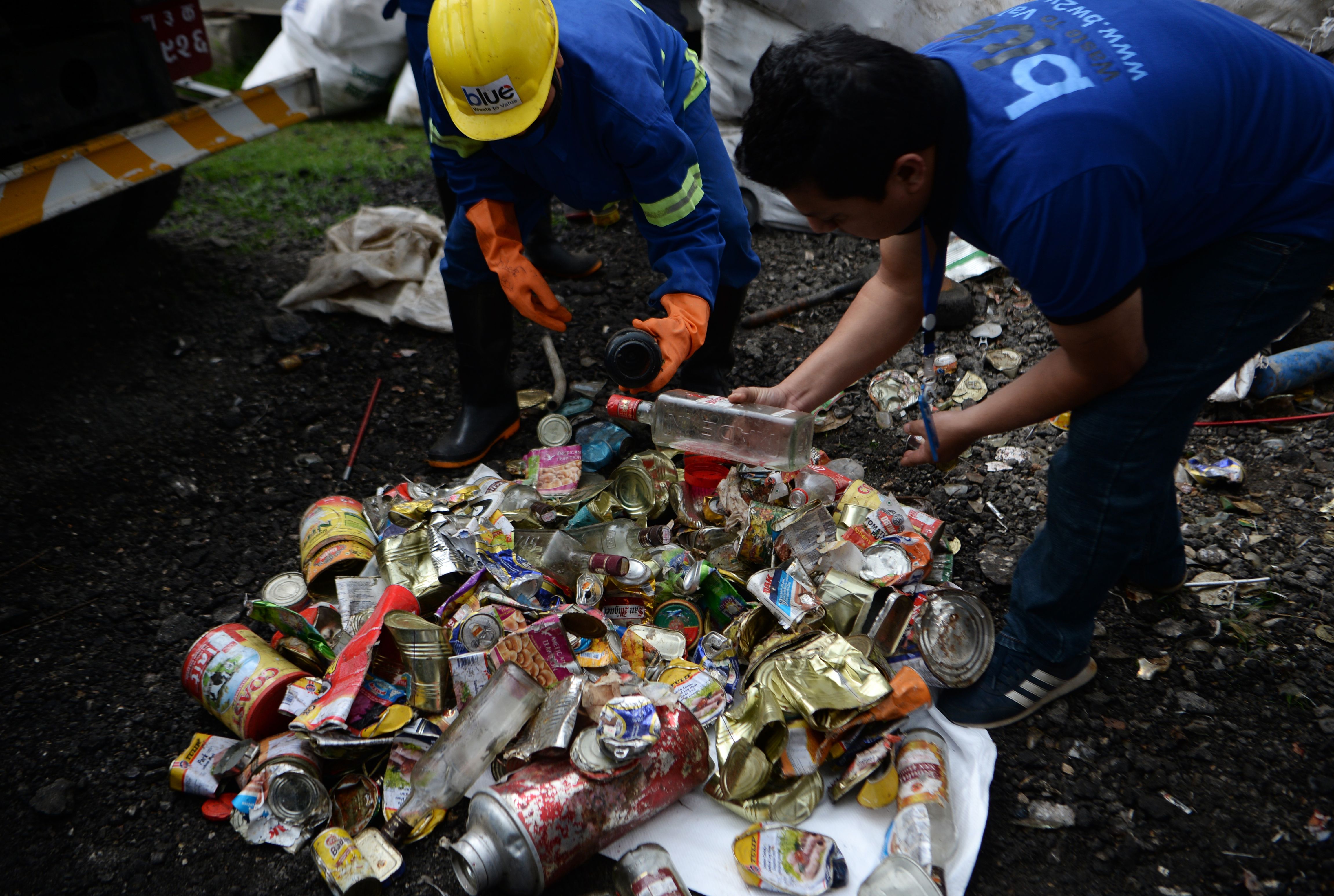 Trabajadores buscan materiales reciclables entre un montón de residuos recolectados en el monte Éverest (Nepal) en 2019