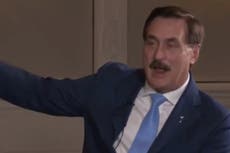 El director general de MyPillow, Mike Lindell, envía almohadas a los camioneros canadienses que protestan