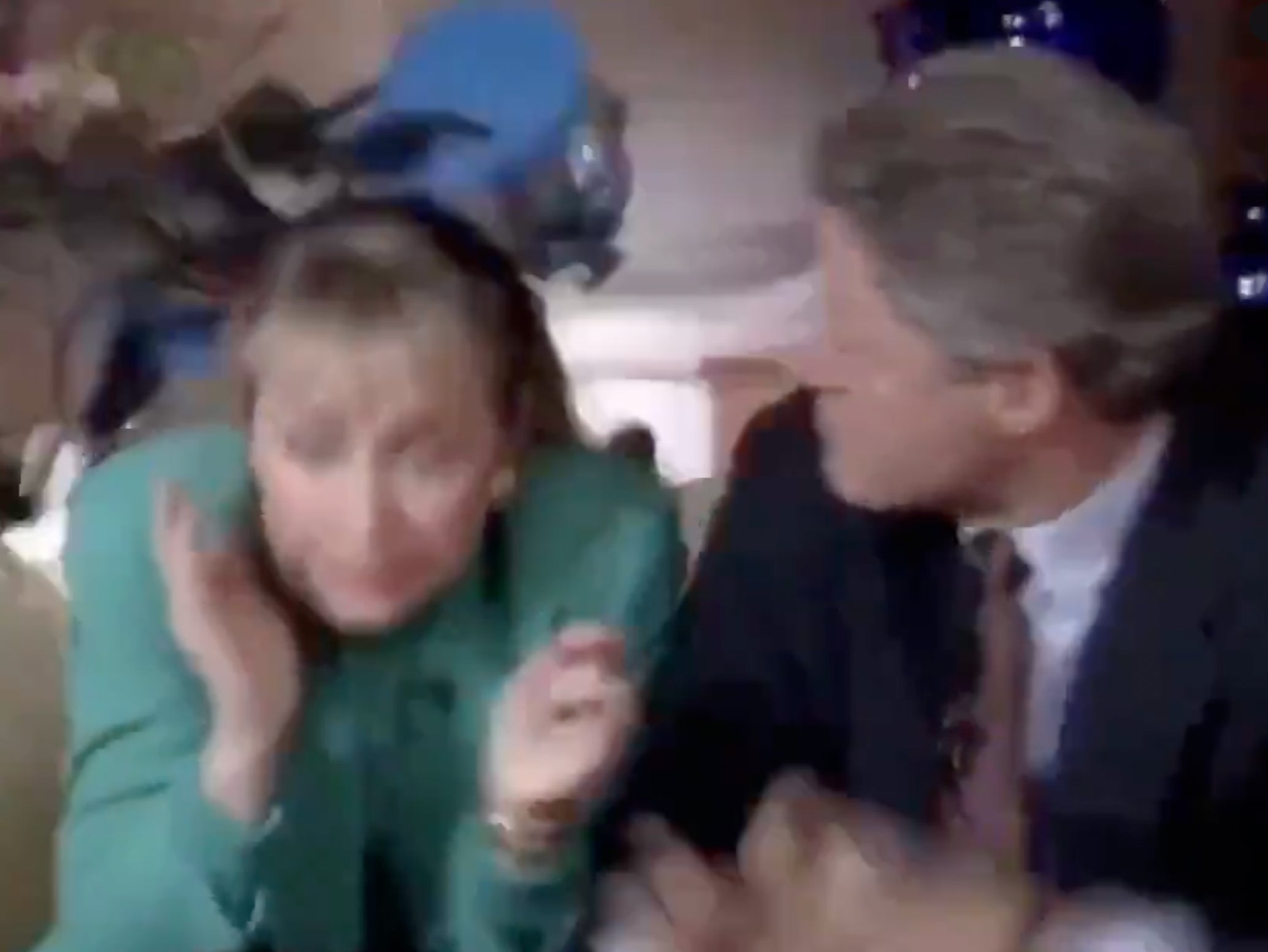 Hillary y Bill Clinton se agachan durante el rodaje de una entrevista de 60 minutos cuando una plataforma de iluminación cae hacia ellos.