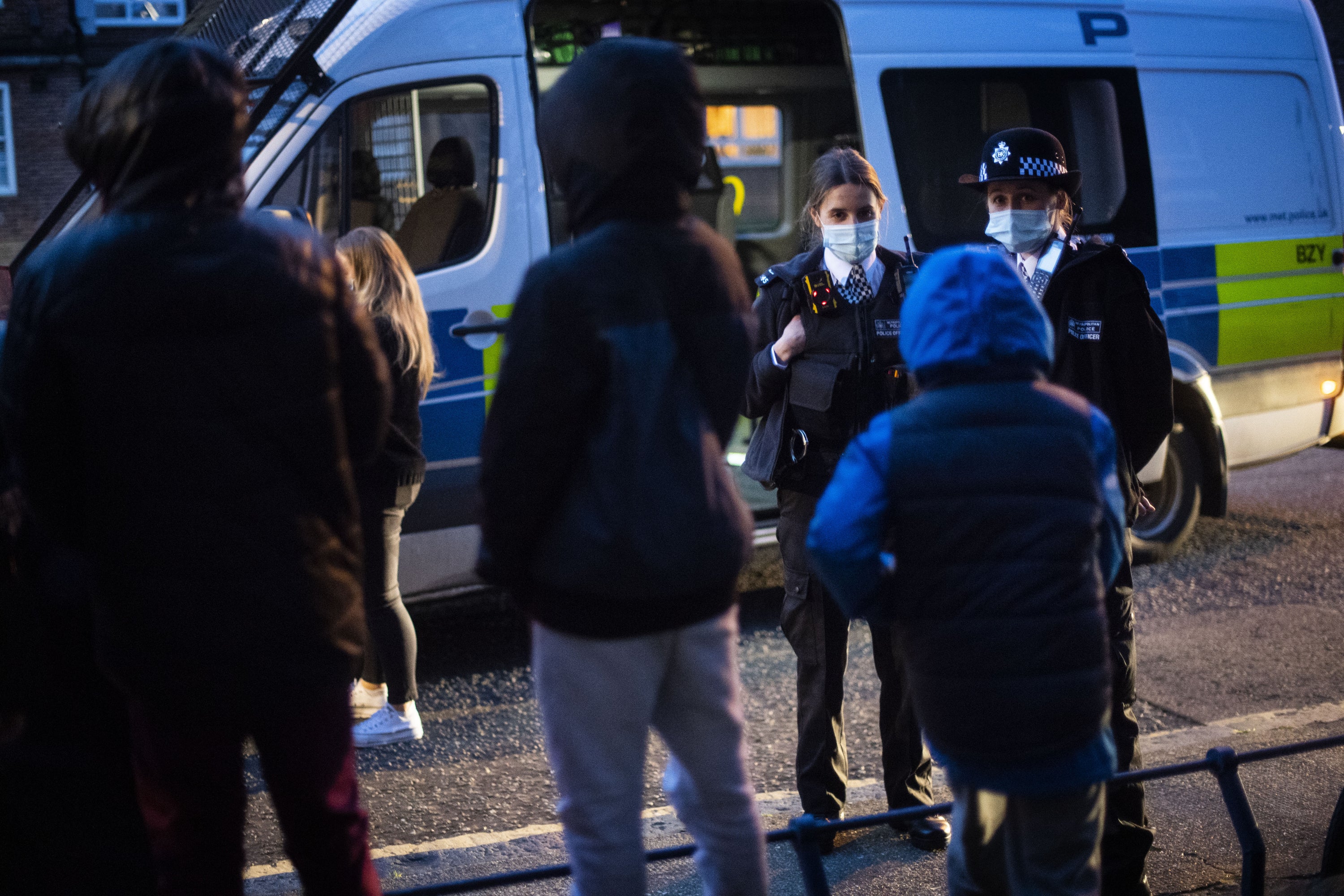 Disminuye disparidad racial en detenciones y registros, pero la “impactante” desigualdad persiste