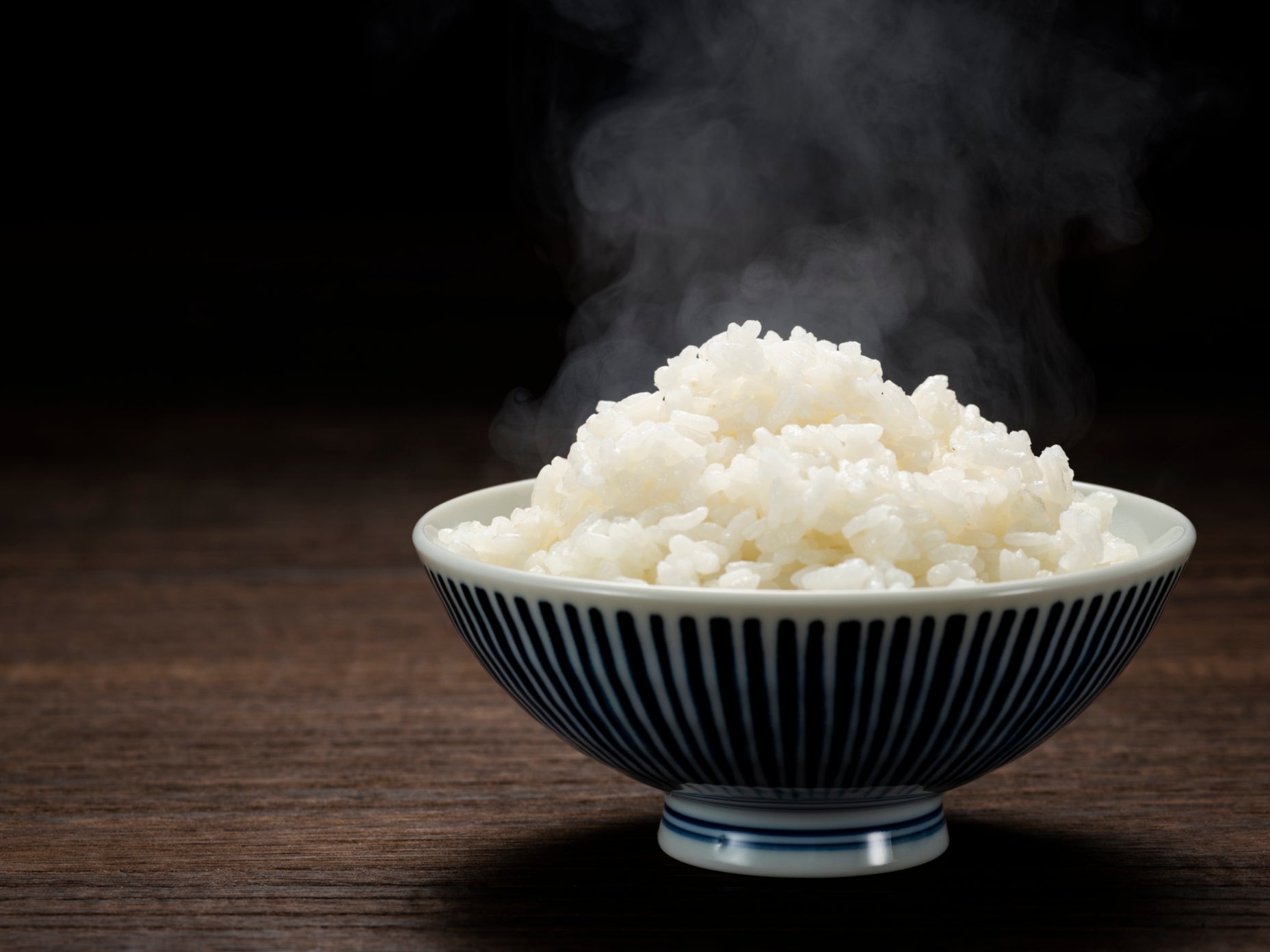 Un tazón pequeño con arroz blanco