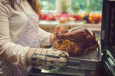 Mujer pelea con su prometido tras negarse a cocinar la cena de Acción de Gracias para él y su enorme familia