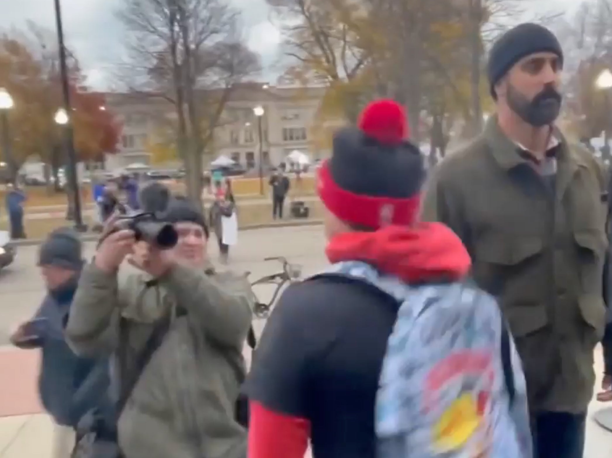 Manifestante taclea a periodista frente a la sala de audiencias de Kyle Rittenhouse