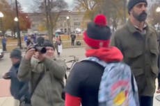 Manifestante taclea a periodista frente a la sala de audiencias de Kyle Rittenhouse