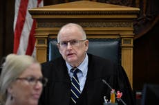 Kyle Rittenhouse: Juez prohíbe acceso a MSNBC tras arresto de hombre que presuntamente intentó fotografiar a jurado