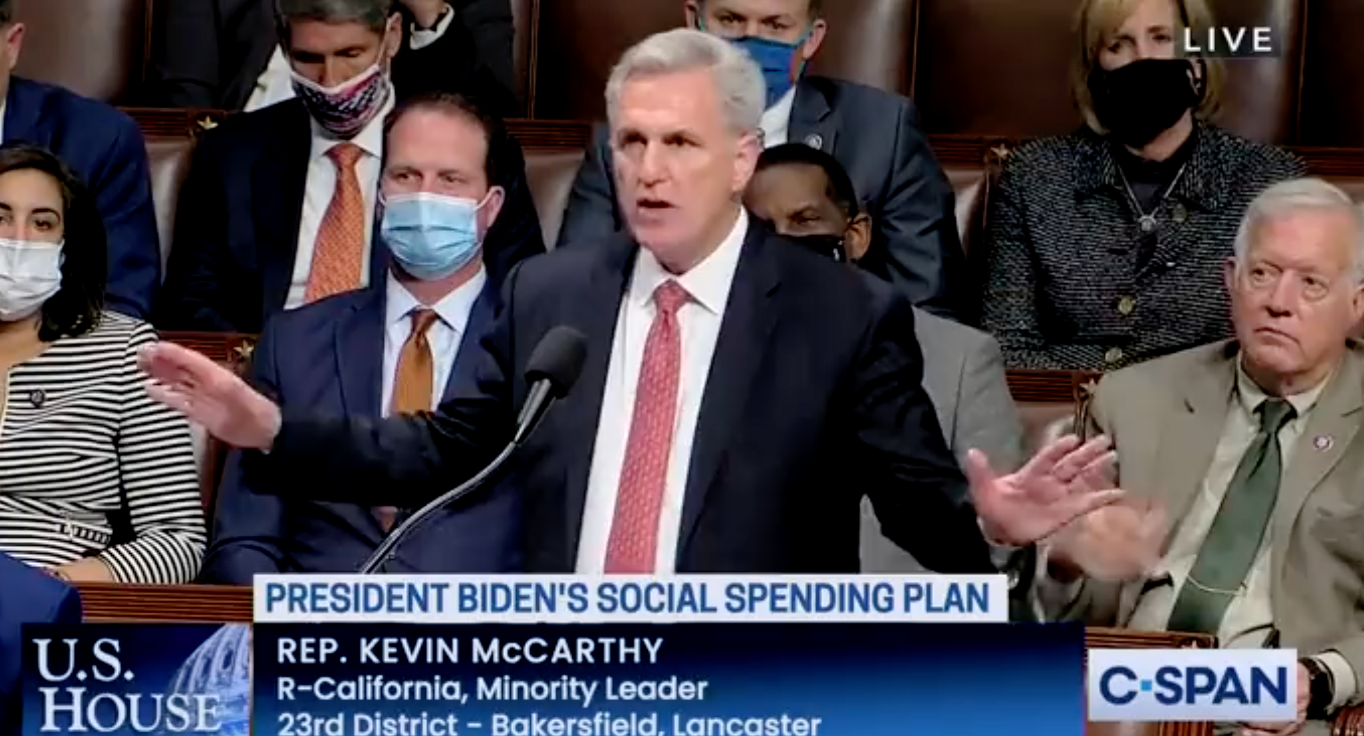 Kevin McCarthy hablando en la Cámara durante el debate del proyecto de ley Build Back Better de Joe Biden