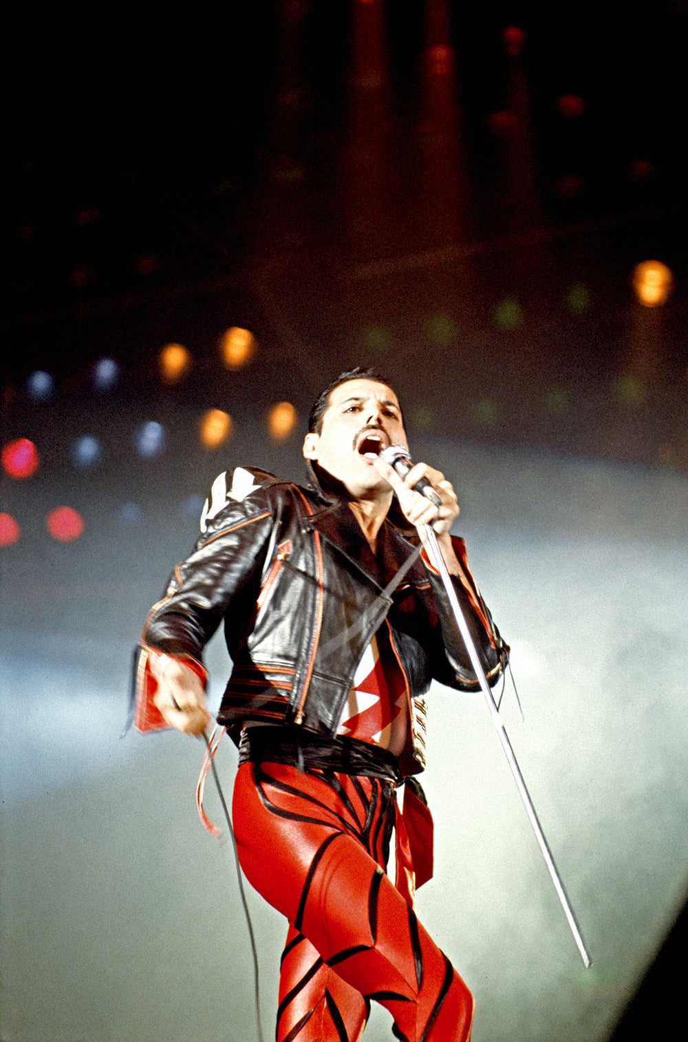 Freddie Mercury en el escenario en 1984