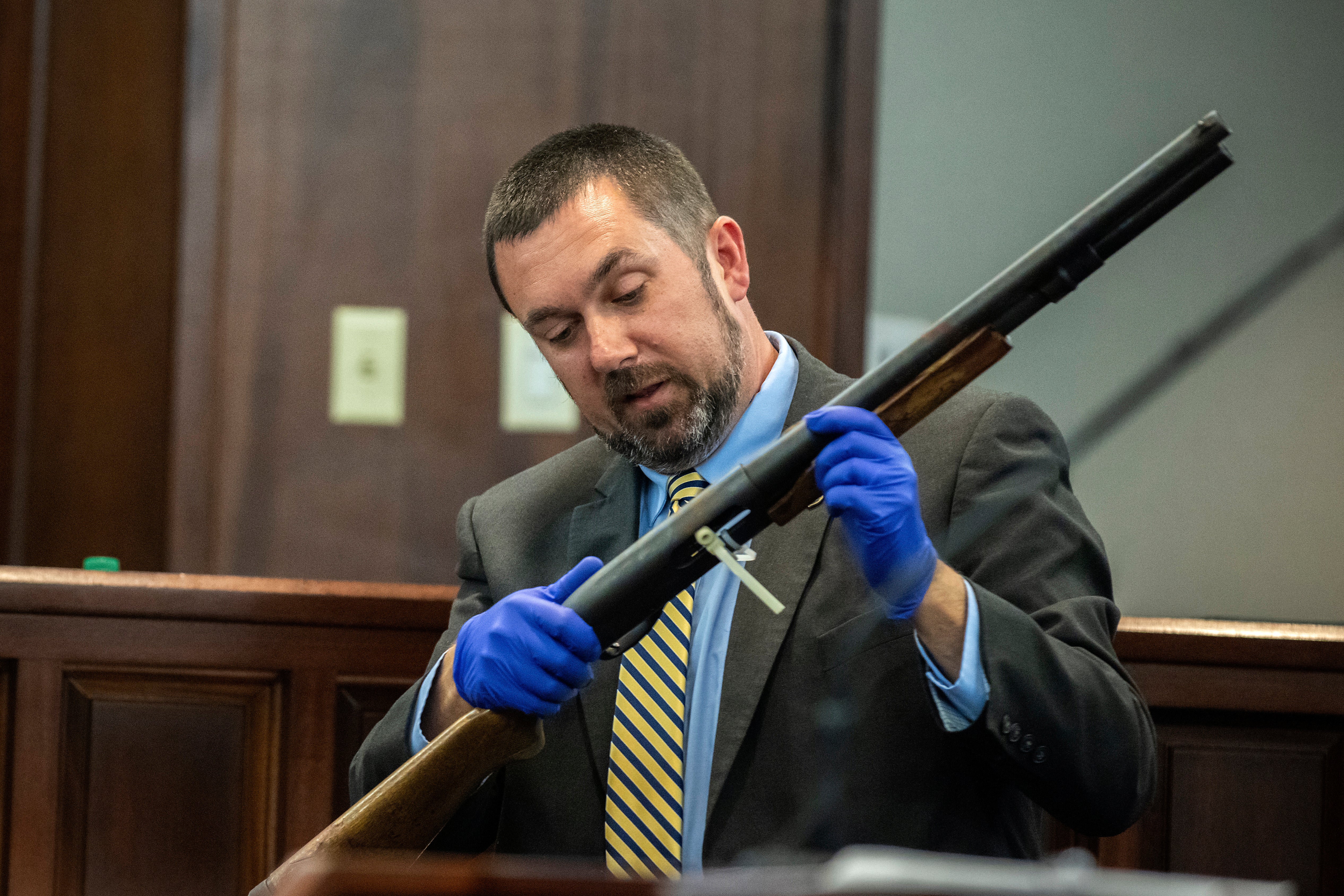 La escopeta utilizada para matar a Ahmaud Arbery es vista durante el juicio de Gregory y Travis McMichael así como de William “Roddie” Bryan Jr