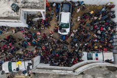 Hallan a más de 400 migrantes en camiones al sur de México 