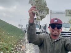 Los conductores se apresuran a recoger el dinero que cayó del camión blindado en la autopista de California