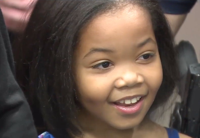 Niña de nueve años lucha contra un ladrón que atacó a su madre durante una compra