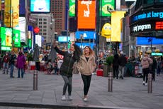 Vuelve el turismo y Times Square espera recuperar su brillo