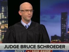 SNL se burla del controversial juez del caso Rittenhouse Bruce Schroeder