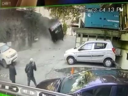Video dramático muestra a como carro gira y choca en carretera al evitar atropellar a mono en Shimla, India
