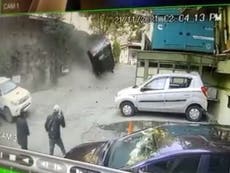 Video dramático muestra a como carro gira y choca en carretera al evitar atropellar a mono en Shimla, India