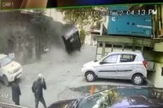 Video dramático muestra a como carro gira y choca en carretera al evitar atropellar a mono en Shimla, India