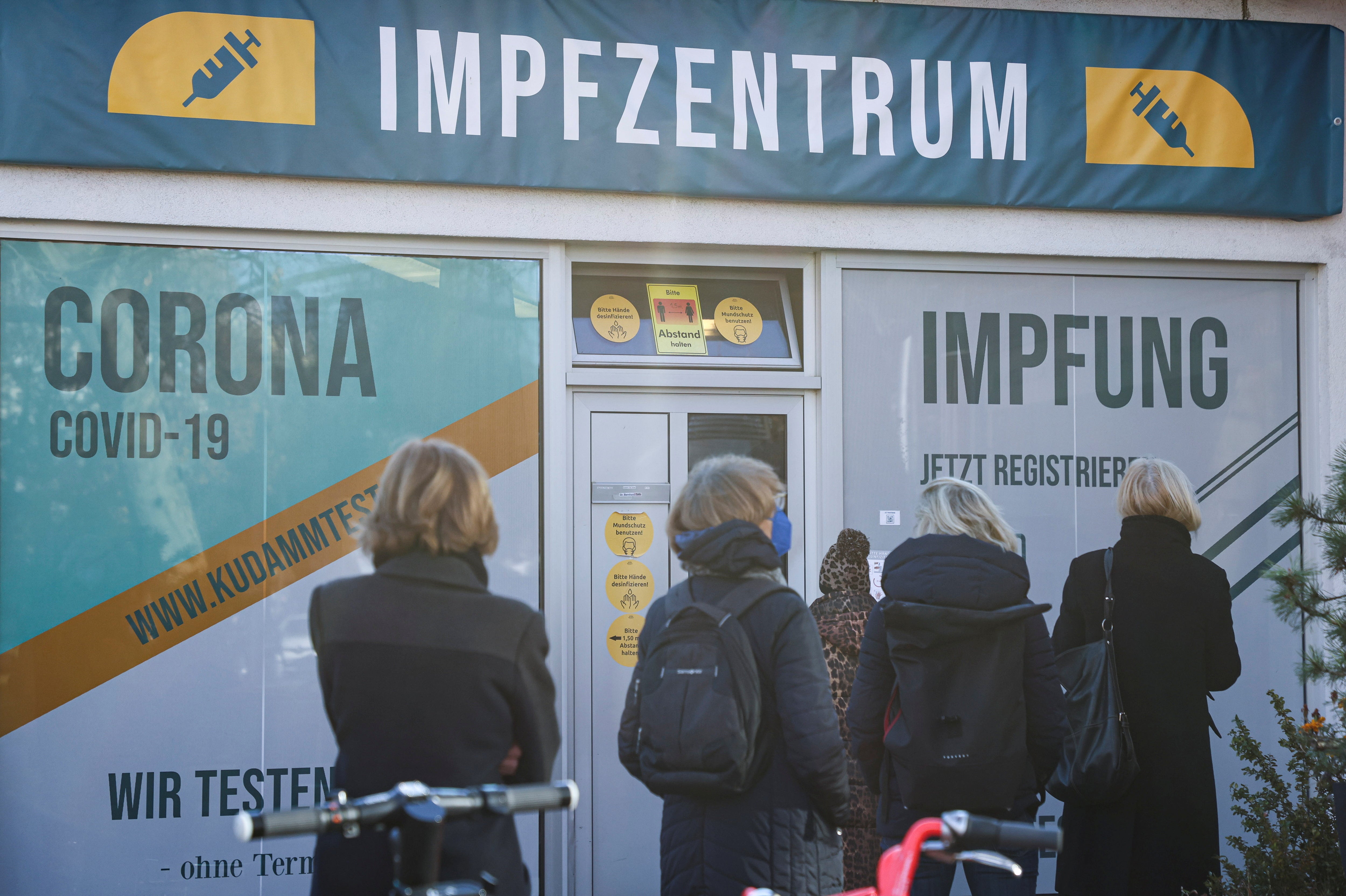 La gente hace cola ante un centro de vacunación en Berlín el lunes