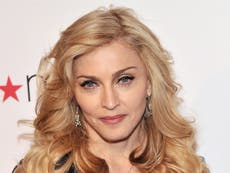 Madonna criticada por compartir “horrible” foto con cuchillo y revelar que su equipo trabajó “sin pago”