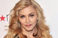 Madonna criticada por compartir “horrible” foto con cuchillo y revelar que su equipo trabajó “sin pago”