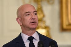 Bezos dona 100 millones de dólares a fundación de Obama
