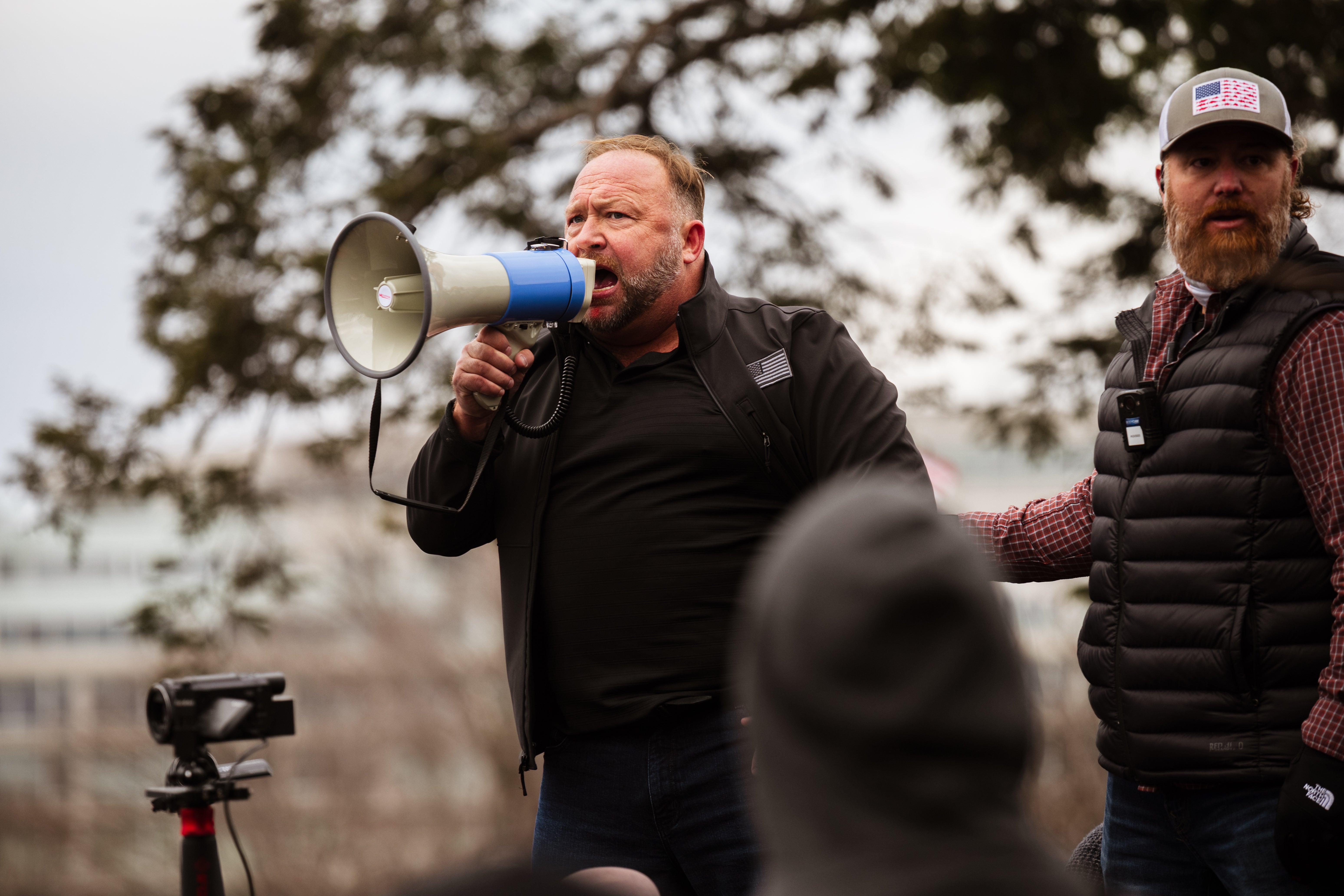 Comité del 6 de enero cita a Alex Jones y Roger Stone