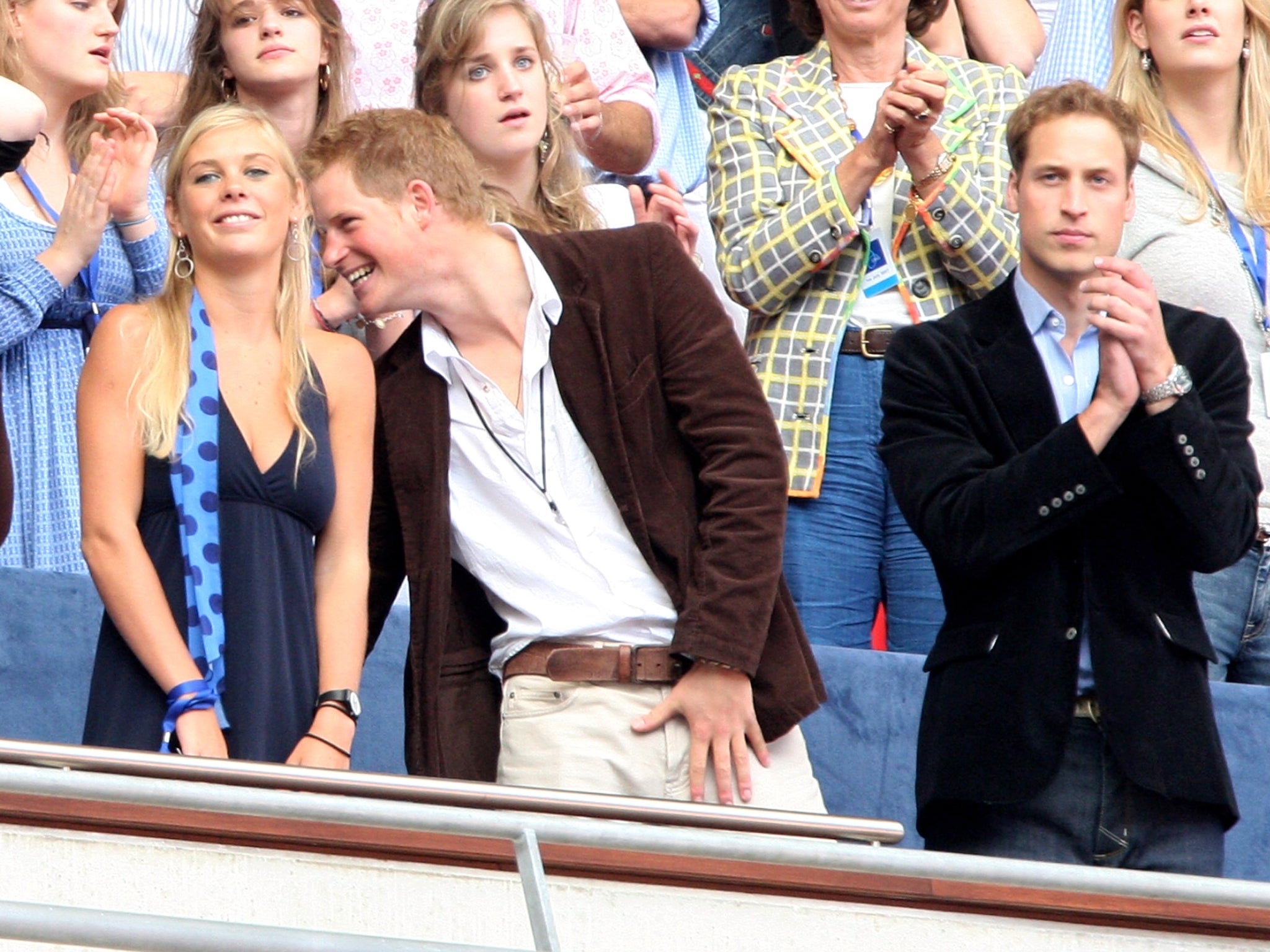 Chelsy con Harry y el príncipe William en el concierto en memoria de Diana en 2007