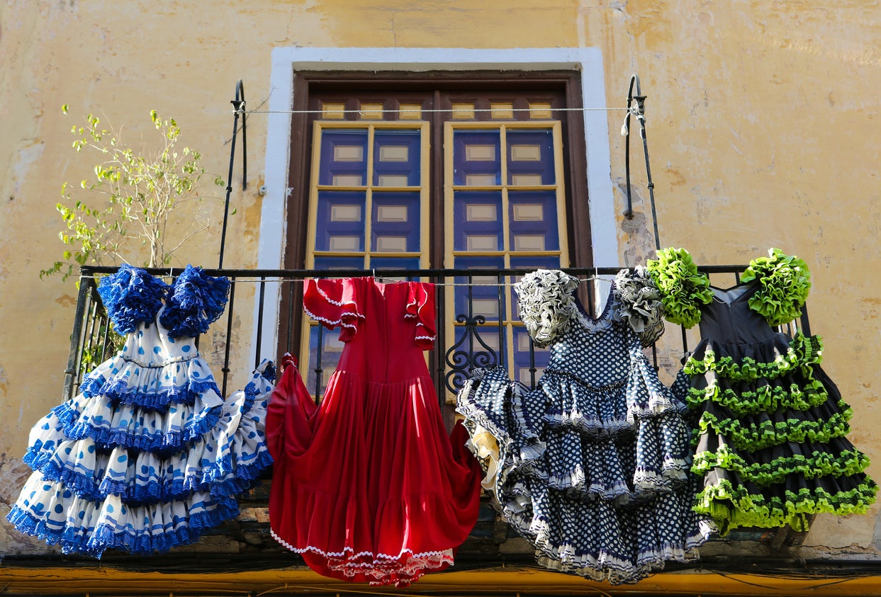 Vestidos de flamenco colgados de un balcón