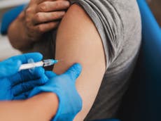 Pacientes vacunados están muriendo de covid debido a la disminución de efectividad de las vacunas