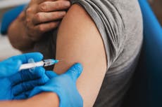 Pacientes vacunados están muriendo de covid debido a la disminución de efectividad de las vacunas