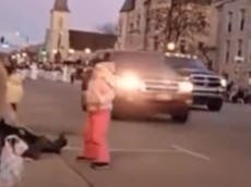 Vídeo: Niña se salva por poco de ser atropellada en desfile de Waukesha