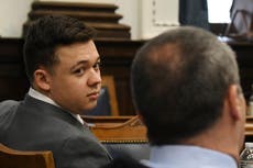 Kyle Rittenhouse se burla de fiscal por mal manejo de arma durante su juicio