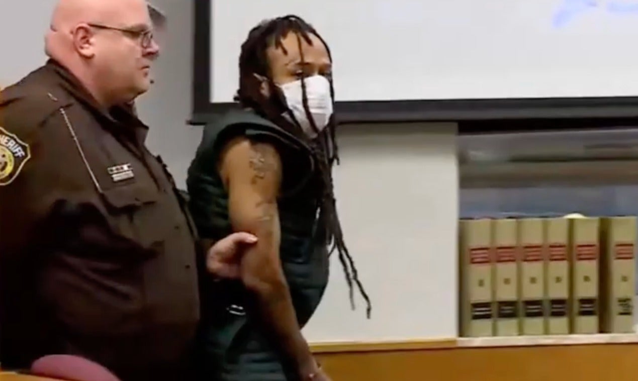 Ataque a desfile en Waukesha: Darrell Brooks es acusado de homicidio intencional cuando se presenta en corte