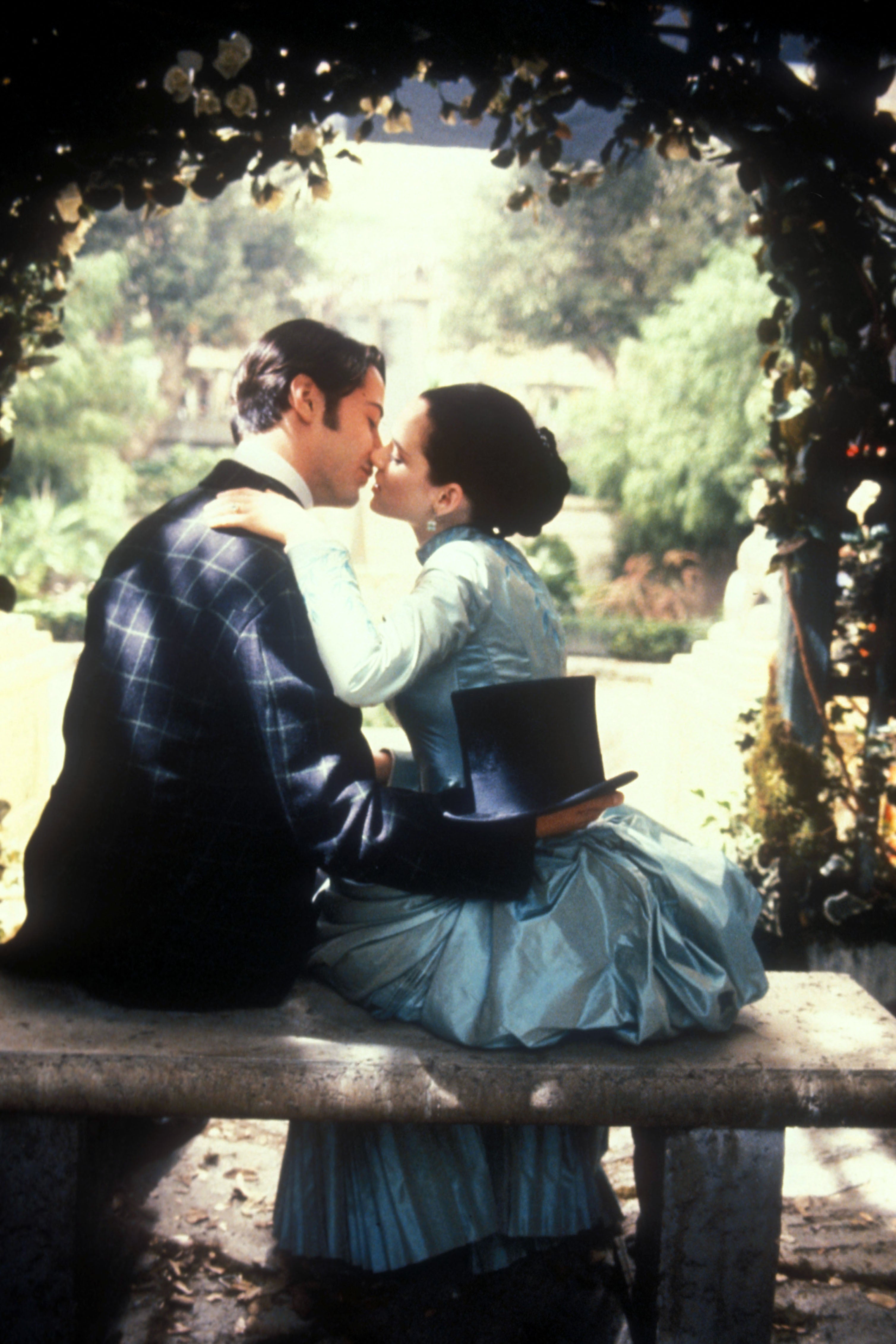 Reeves en su papel como el romántico personaje principal Jonathan Harker y Winona Ryder como Mina Harker en Bram Stoker’s Dracula de 1992, dirigida por Francis Ford Coppola