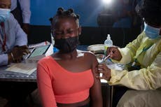 UE quiere parar vuelos desde África por variante de COVID-19