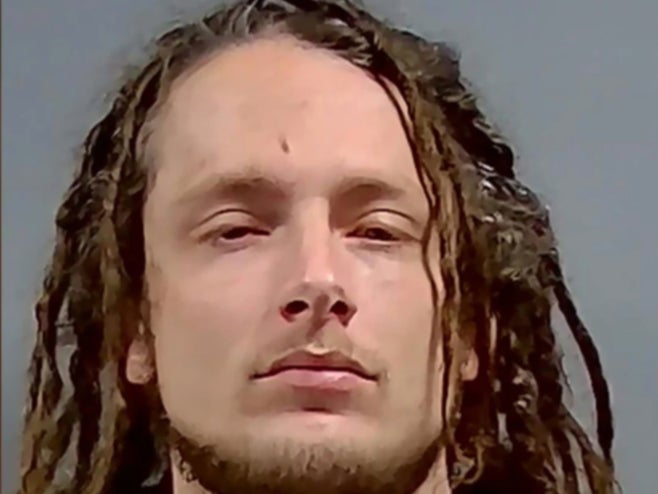 Un hombre de Florida es acusado de 1.200 cargos de agresión sexual a una menor