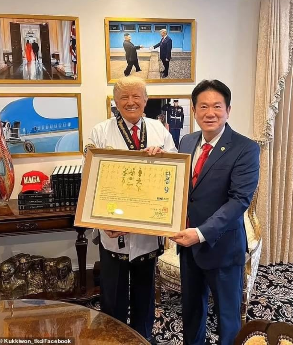 La estatua del Monte Rushmore del señor Trump puede verse claramente en esta foto con el presidente de Kukkiwon Taekwando Lee Dong-sup