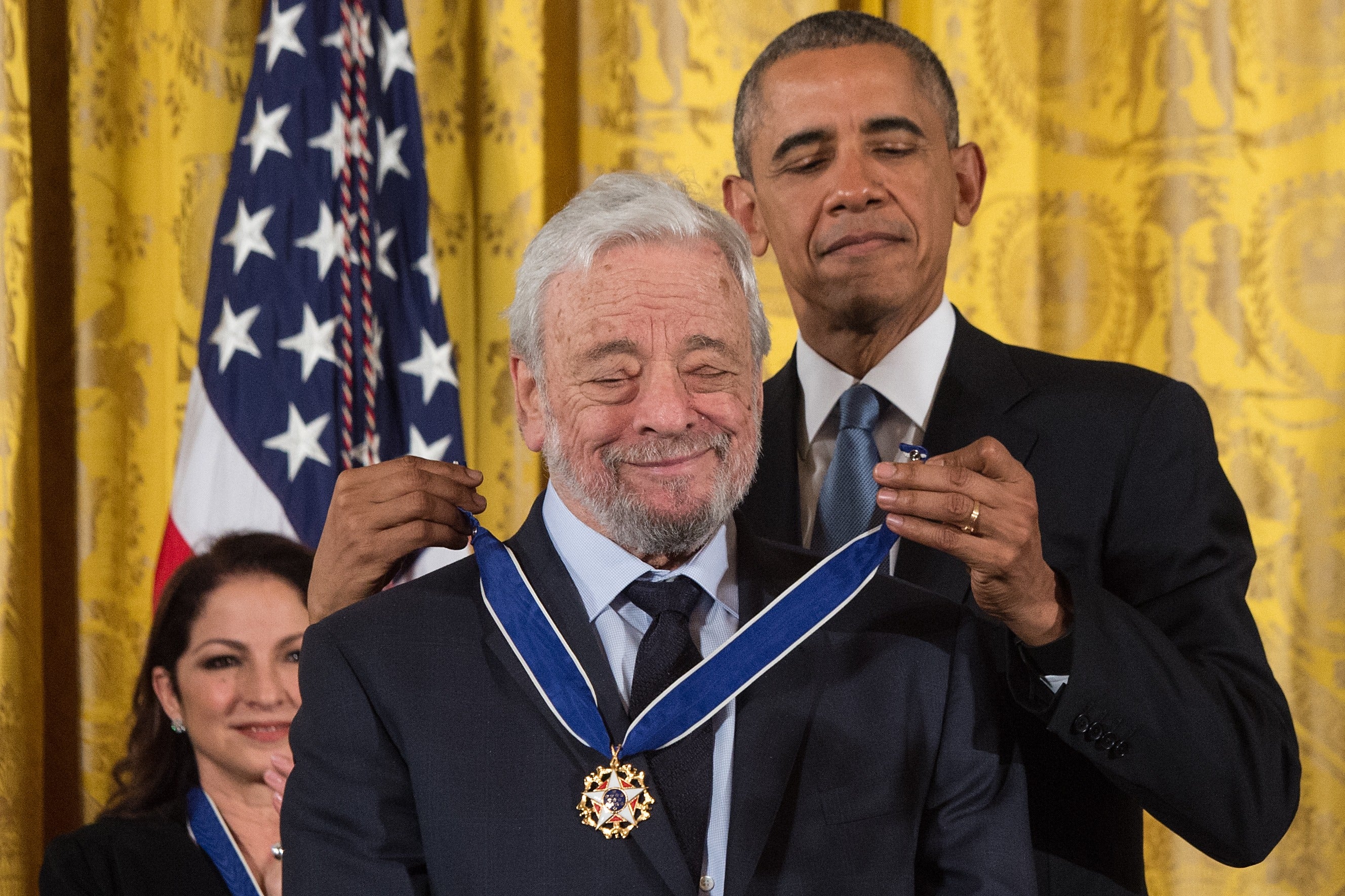 El expresidente Barack Obama otorgándole la Medalla de la Libertad al compositor teatral y letrista Stephen Sondheim en la Casa Blanca, el 24 de noviembre de 2015