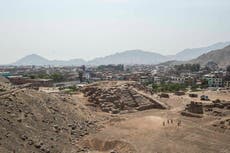 Arqueólogos desentierran una momia de 800 años en Perú