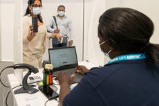 Pruebas de PCR y autoaislamiento: ¿Cuáles son las nuevas normas para los viajeros?