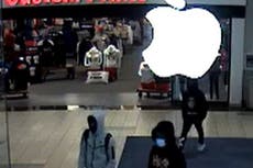 Ladrones irrumpen en una tienda de Apple y se llevan $20.000 en el último robo relámpago en California