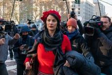 “Nunca pensé que llegaría este día”: Acusadora de Ghislaine Maxwell llega a la corte, inicia el juicio