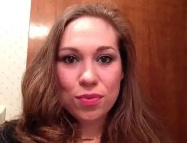 Mujer embarazada asesinada tras apuntar con pistola a un motociclista en incidente de tráfico