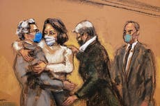 Ghislaine Maxwell sonríe con su cubrebocas puesto y saluda a su hermana al iniciar su juicio en Nueva York