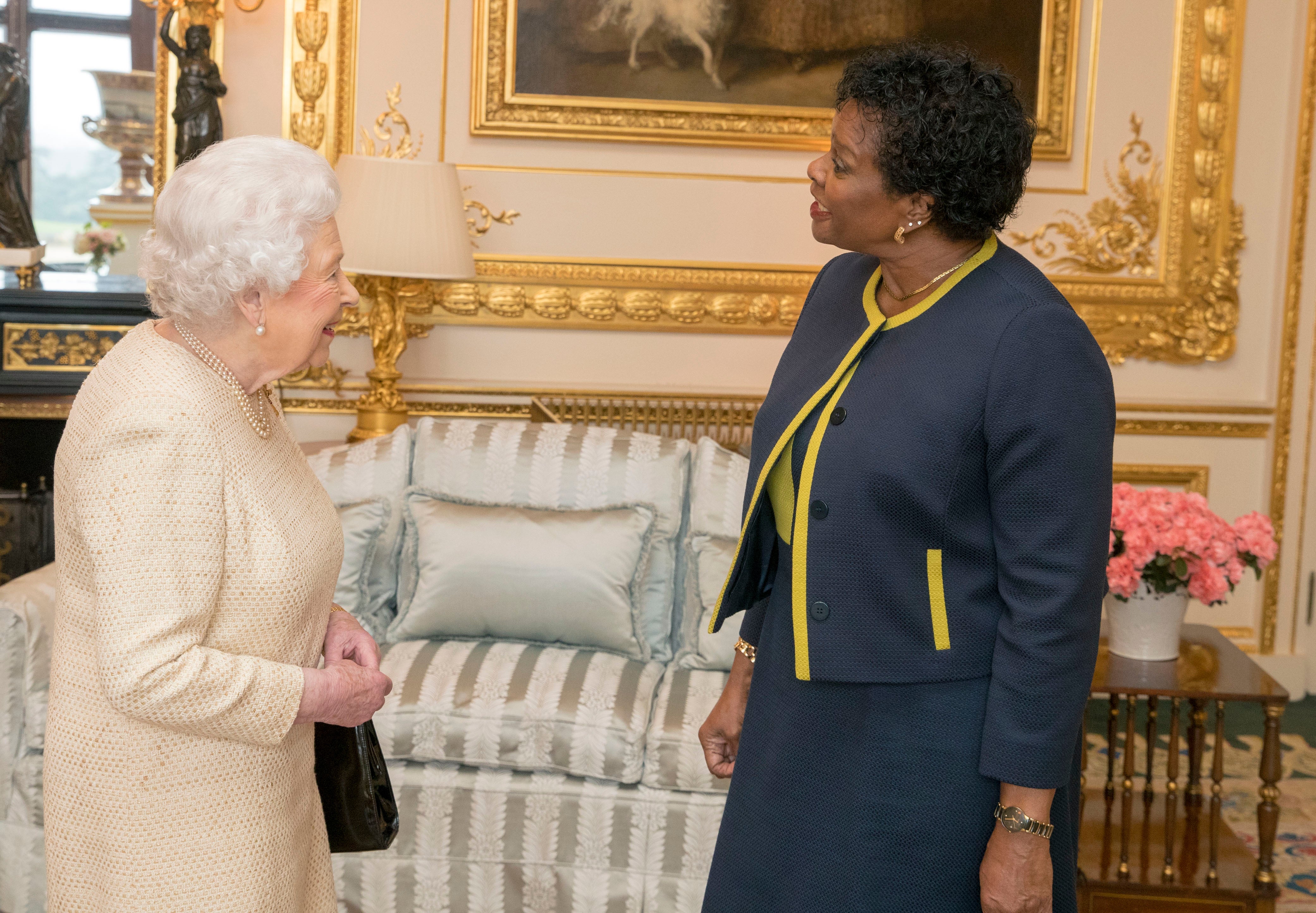La Reina Elizabeth y la nueva presidenta de Barbados, Dame Sandra Mason