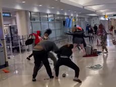 Estalla pelea entre pasajeros en el aeropuerto después de que vuelo aterrizara