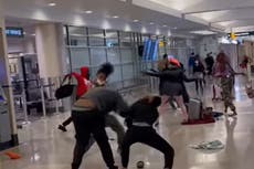 Estalla pelea entre pasajeros en el aeropuerto después de que vuelo aterrizara