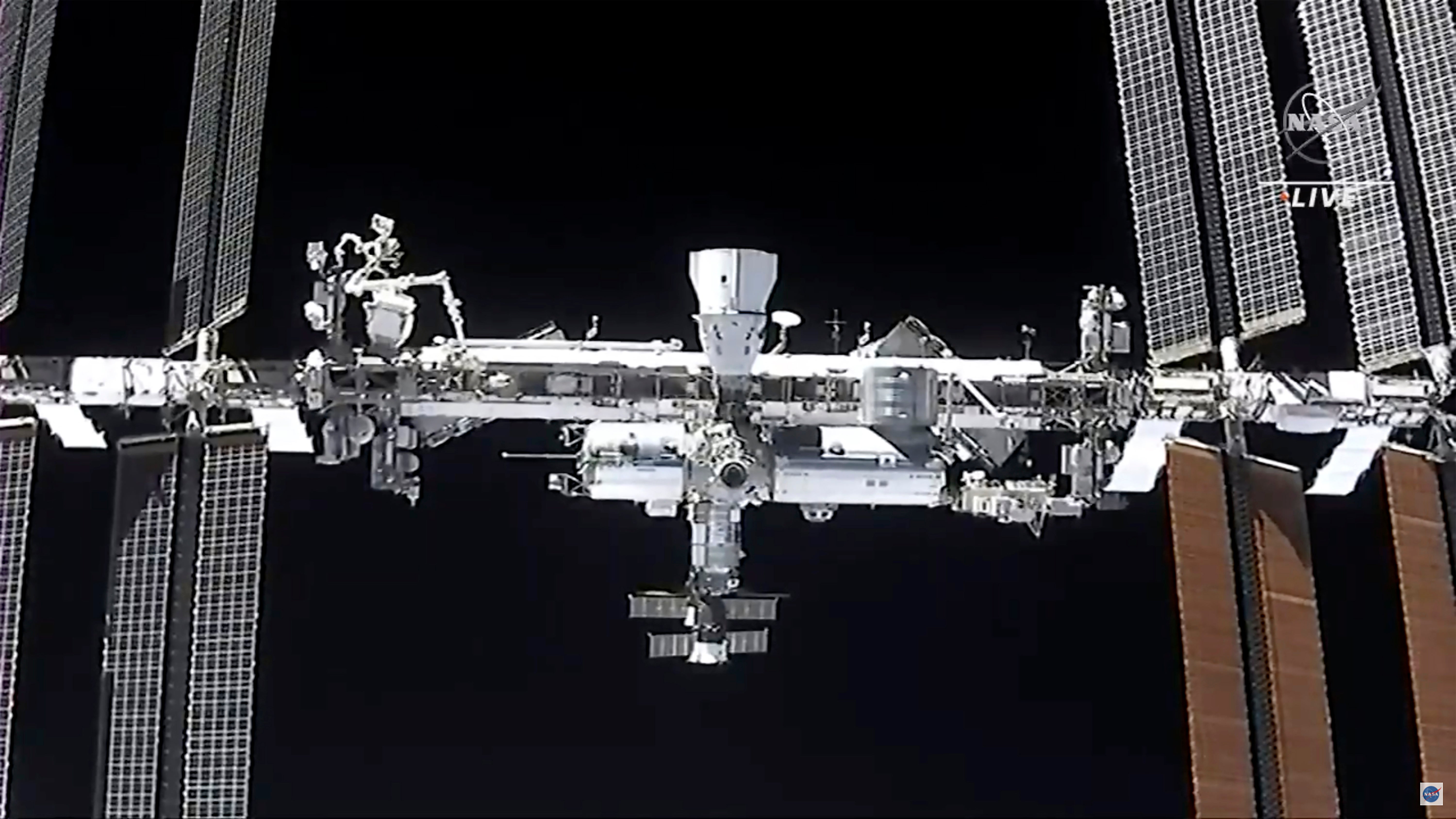 Esta imagen tomada de la televisión de la NASA muestra la Estación Espacial Internacional, vista desde la nave espacial SpaceX Crew Dragon el sábado 24 de abril de 2021