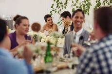 Mujer es elogiada en Reddit luego de advertirle a los invitados en la boda de su hermana que eviten la comida