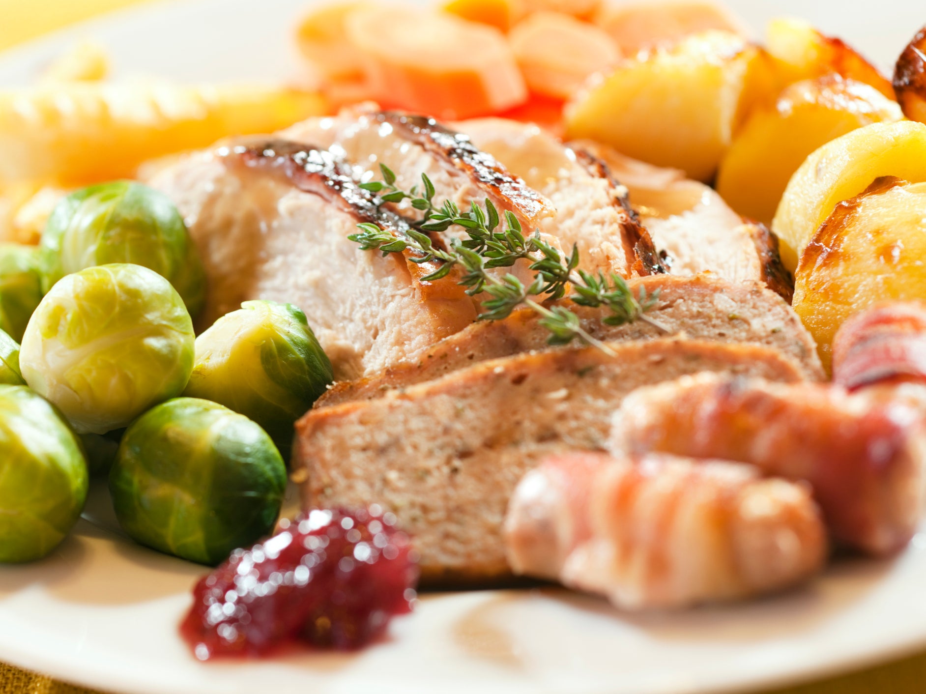 Escuela se disculpa después de que almuerzo navideño con “comida de cárcel” se hiciera viral en redes sociales