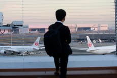 Japón detiene reservas de vuelos, variante ómicron se expande